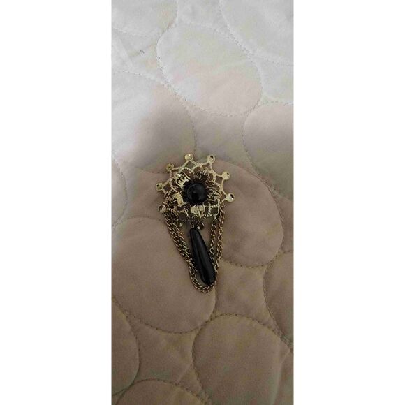 Vintage Victorian Style Gold Tone Brooch Pin Black Stone Chain Accents Unisex - Picture 2 of 3